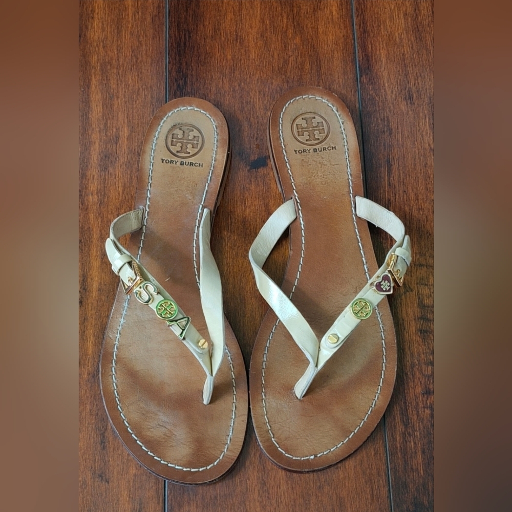 Tory Burch Logo Charm Thong Sandals Size 9 Cream & Tan Patent Leather Flats